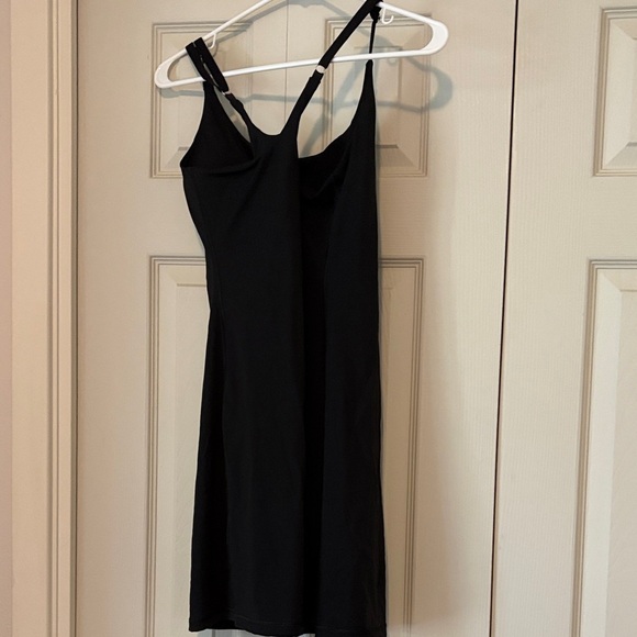 Elegant Black Tennis Dress - Picture 3 of 3